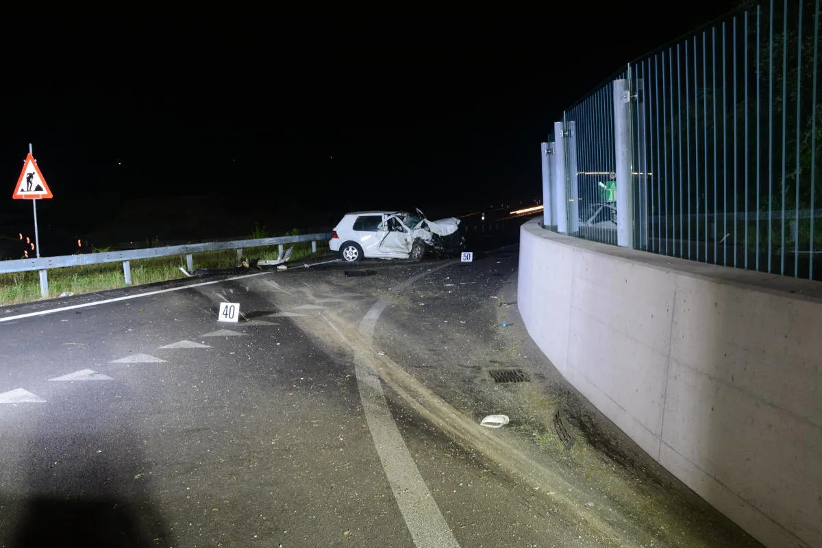 Muttenz BL - Personenwagen kollidiert frontal mit Betonmauer 