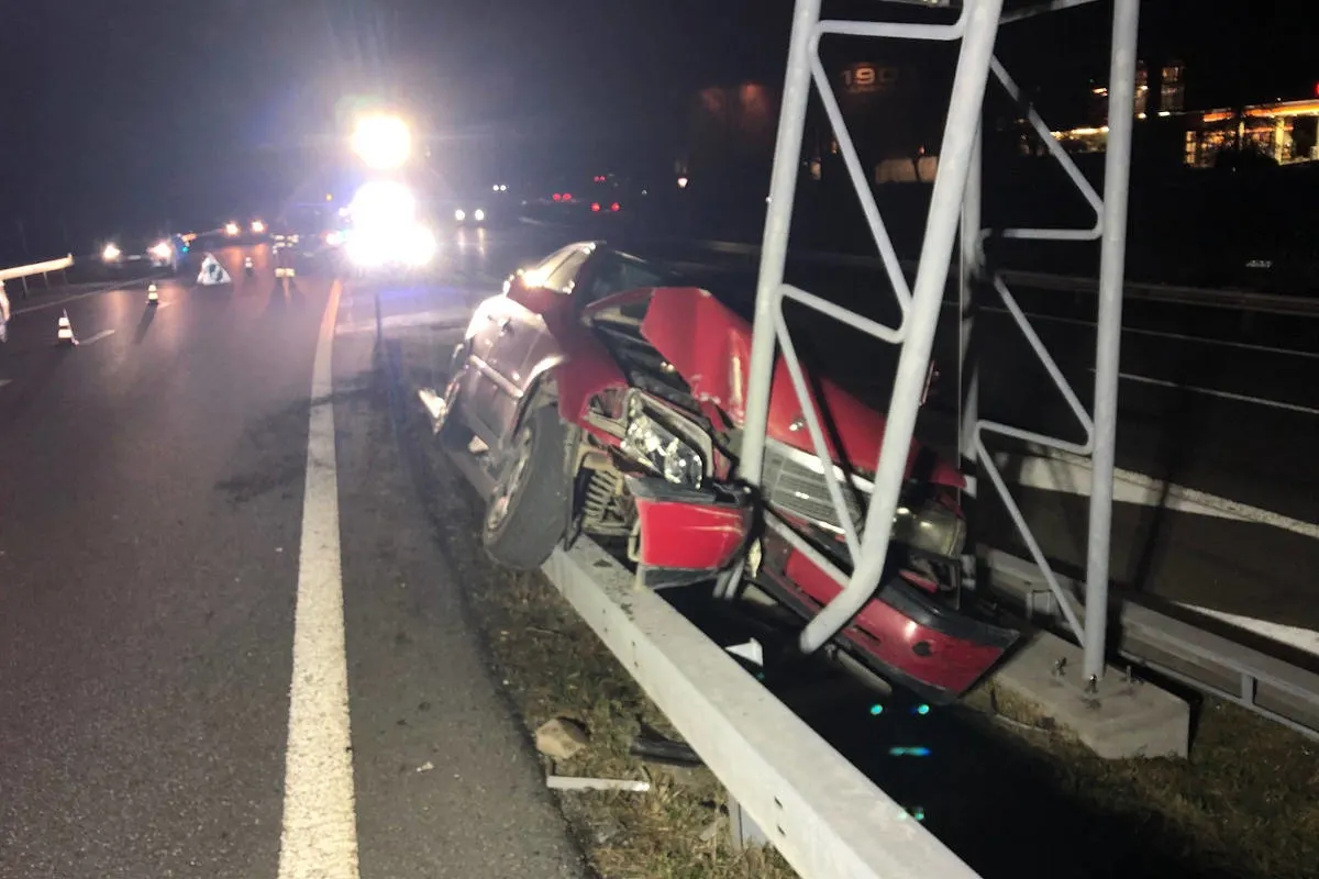 Unfall in Chur GR – Auto prallt gegen die Ausfahrtssignalisation