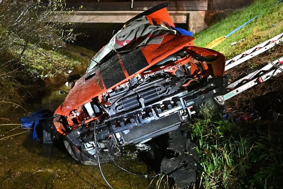 Altstätten SG – Auto landet bei schwerem Unfall im Dürrenbach
