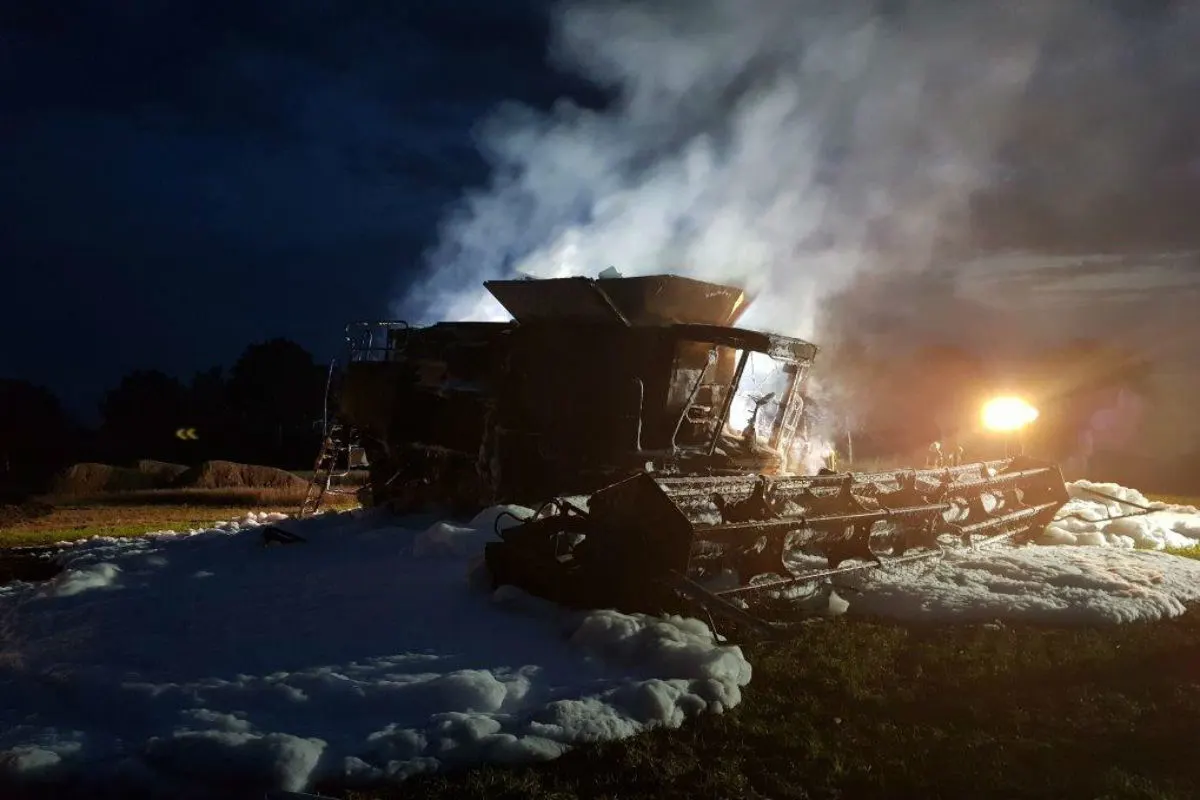 Mähdrescher auf einem Feld ausgebrannt