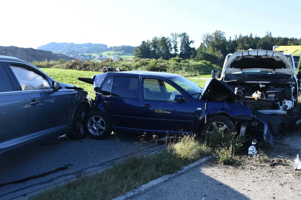 Heftiger Unfall in Lütisburg Station SG – Fahrunfähig Verkehrsunfall verursacht – drei Personen verletzt