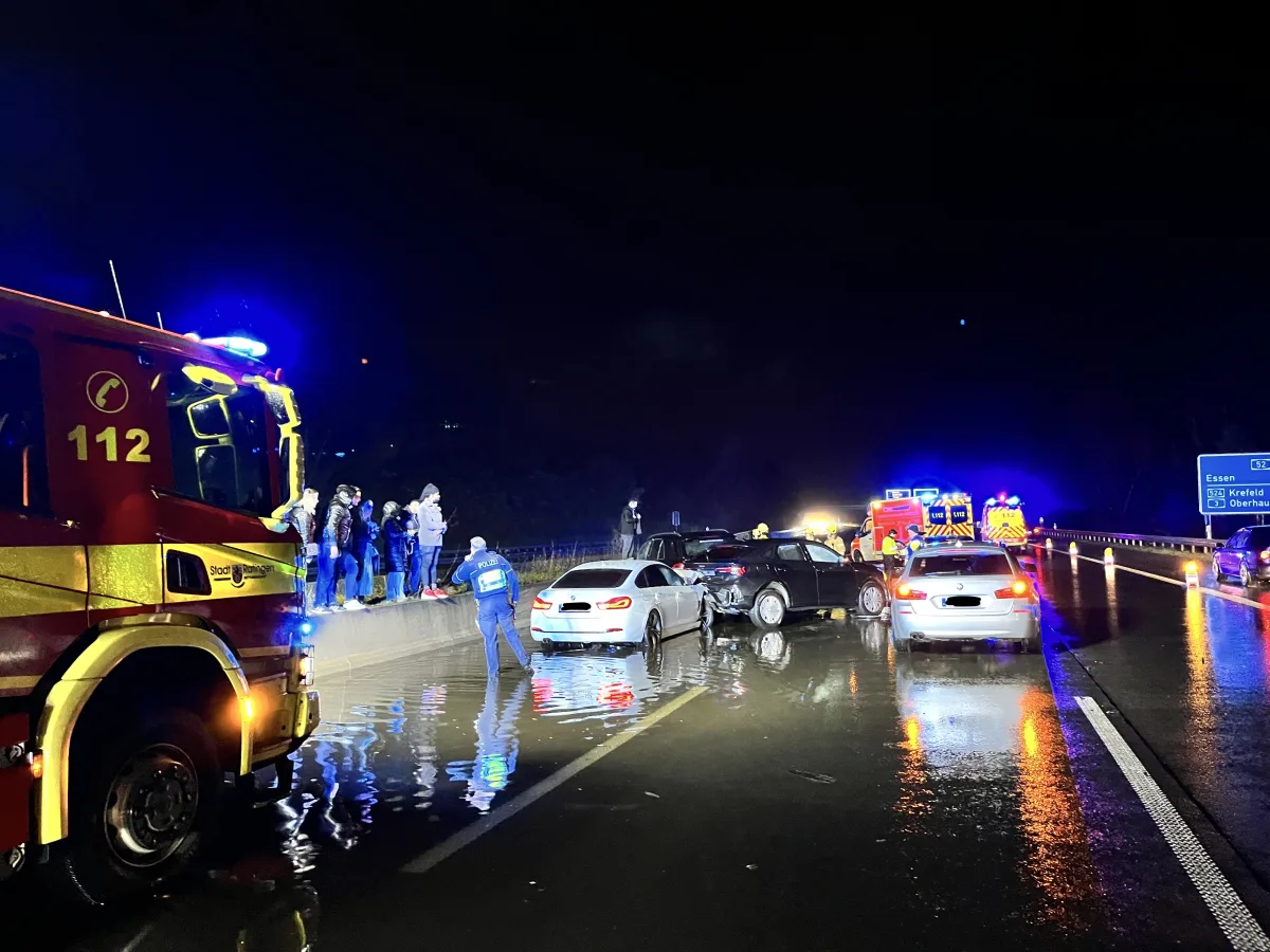 A52 Ratingen – Fünf Fahrzeuge verunfallen auf der Autobahn