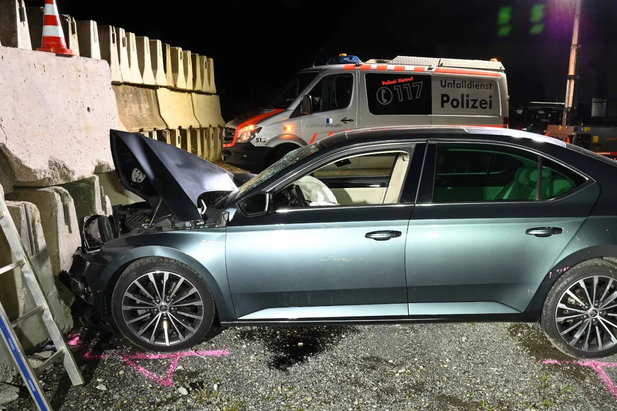 Unfall in Luzern Littau – Mit Auto in Betonelemente gekracht