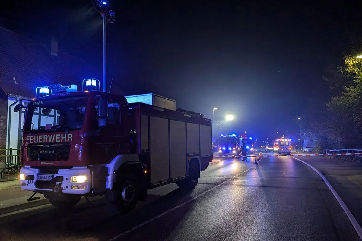 Rotenburg (Wümme) NI – BMW stürzt von Brücke ins Wasser