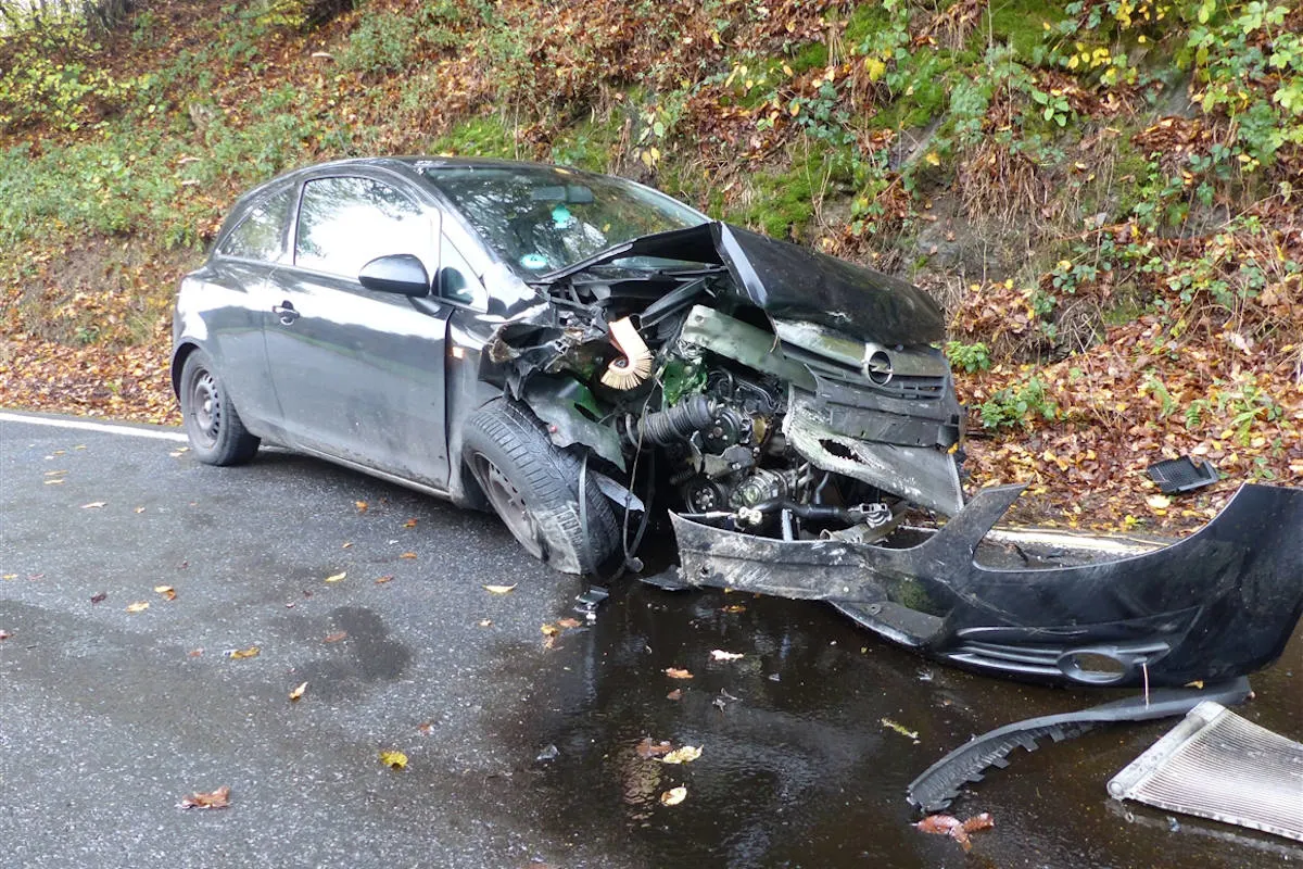 Schwerer Unfall in Reichshof – 19-Jährige bei Alleinunfall schwer verletzt