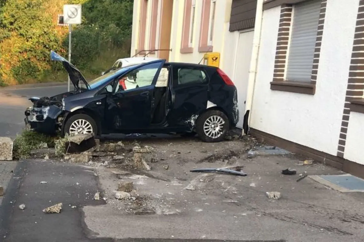 Mutmasslicher Einbrecher kracht gegen Hauswand