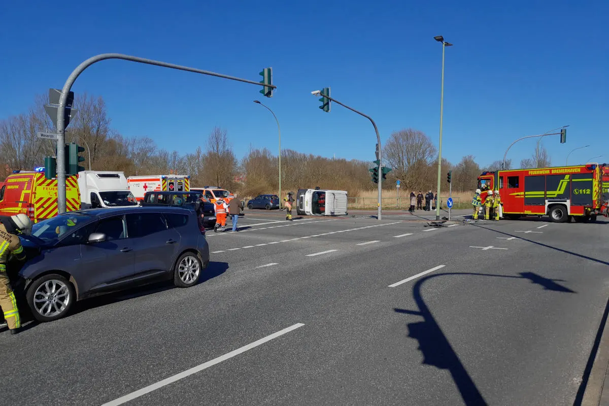 Bremerhaven – Verkehrsunfall mit Transporter und PKW - drei verletzte Personen