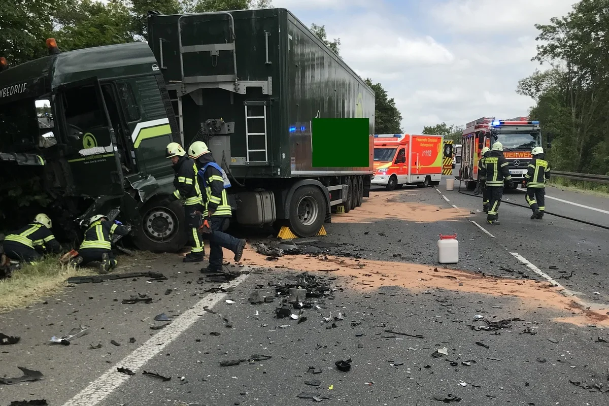 Schwerer Unfall in Dinslaken - Frontalkollision zwischen Auto und LKW