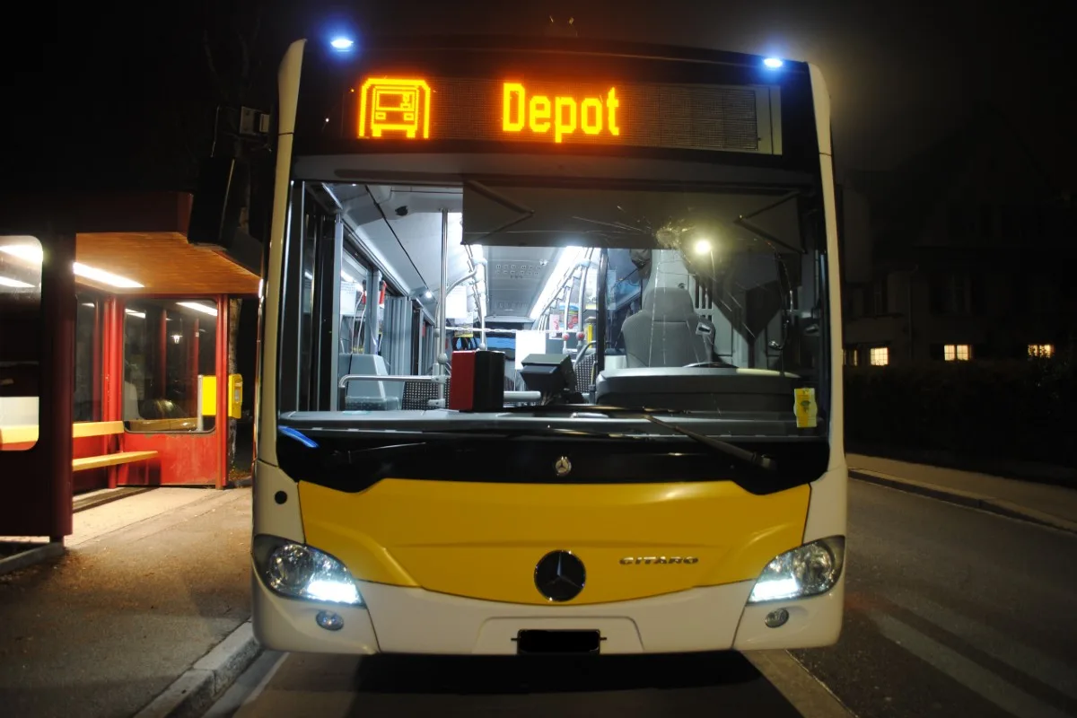 Zeugenaufruf aus Schaffhausen - Steinwurf gegen Bus - Chauffeur verletzt!