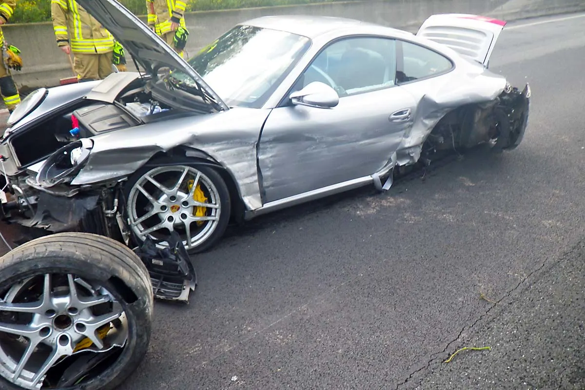 Spektakulärer Unfall in Ratingen - Pkw fährt in die Leitplanke