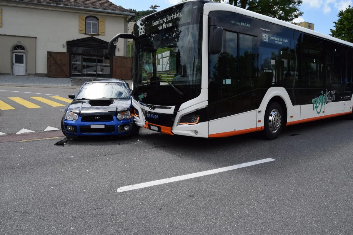 Herisau AR - Bei einer Kollision zwischen Linienbus und Auto entstand nur Blechschaden