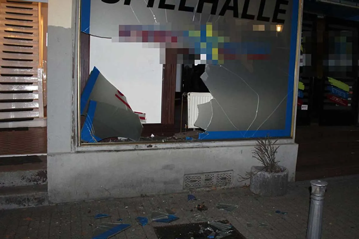 Ruhrort - Mit dem Gullideckel in die Spielhalle eingebrochen