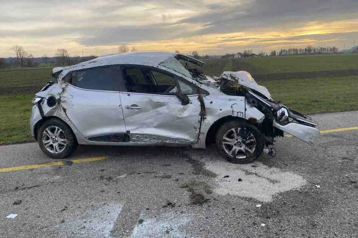 Kestenholz SO - Auto überschlägt sich bei Unfall - Oensingerstrasse gesperrt