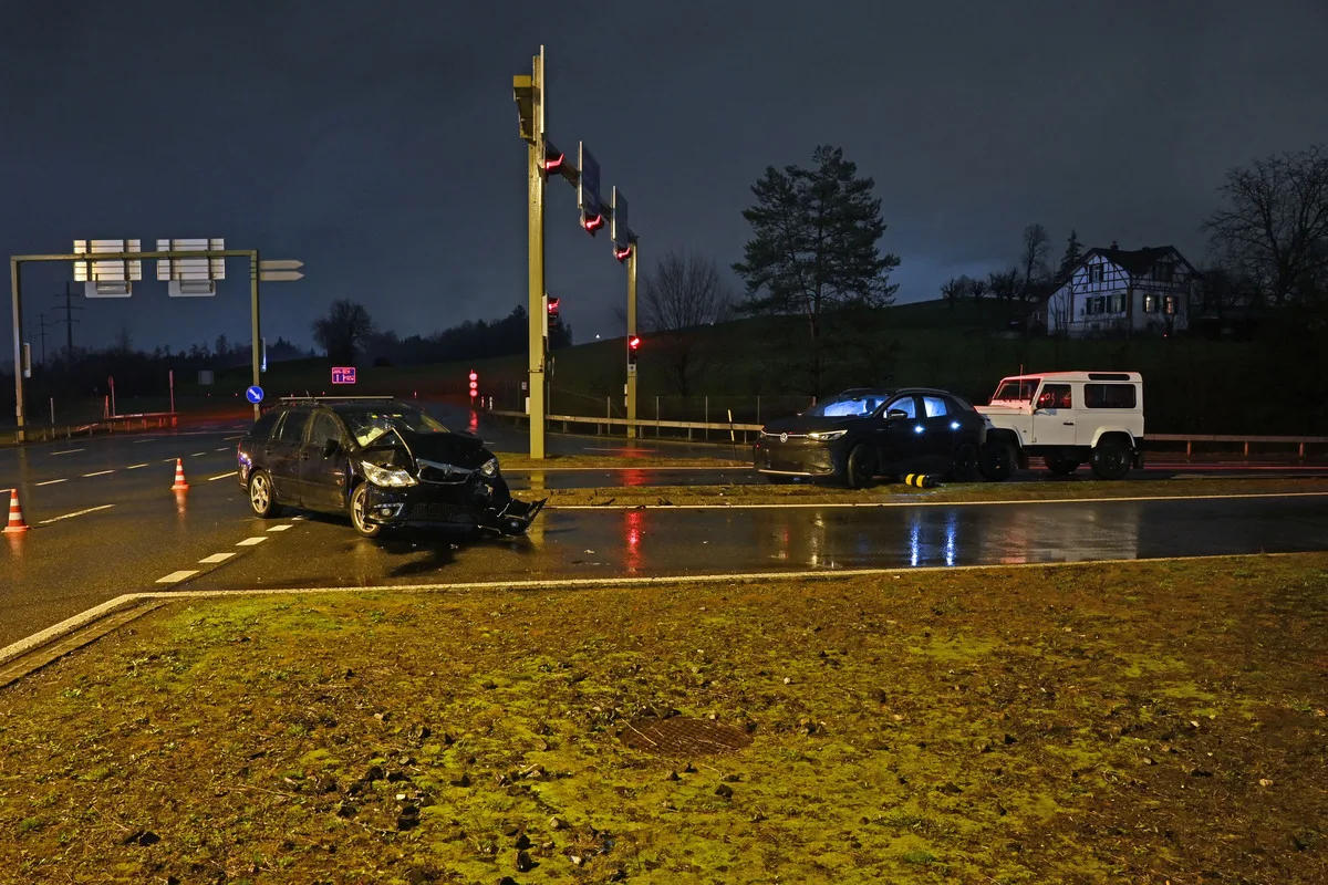Ebikon LU - Unfall zwischen drei Autos