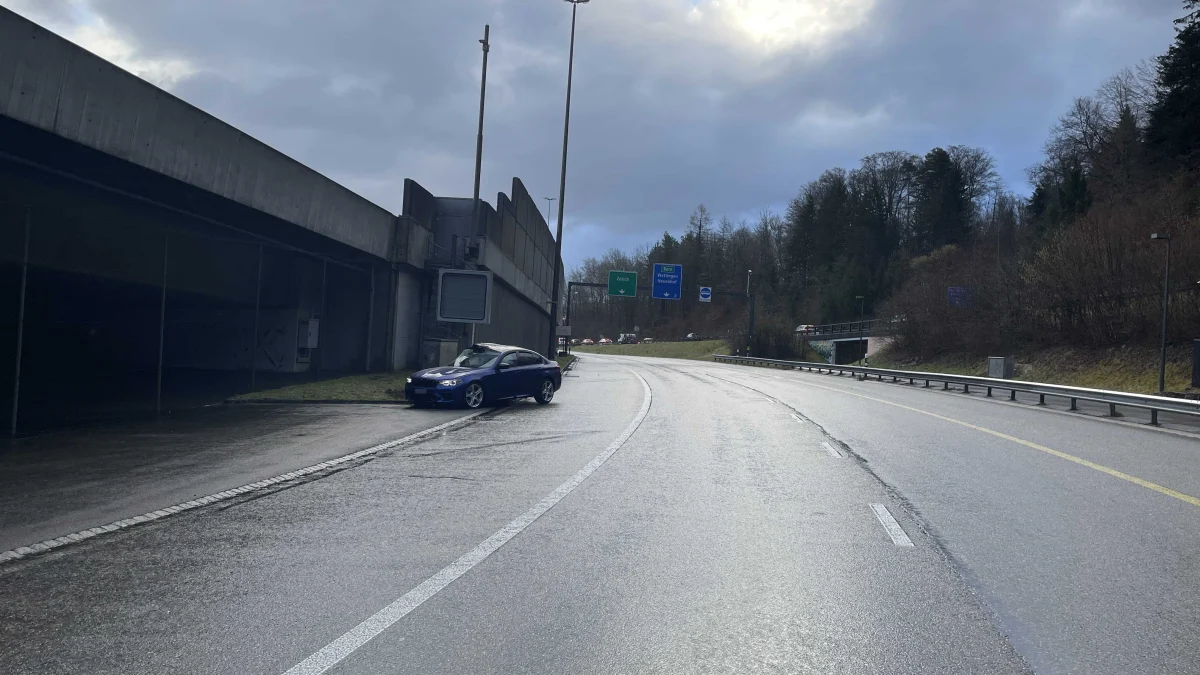 Neuenhof AG: Auf regennasser Strasse mit BMW ins Schleudern geraten und gegen Mast geprallt