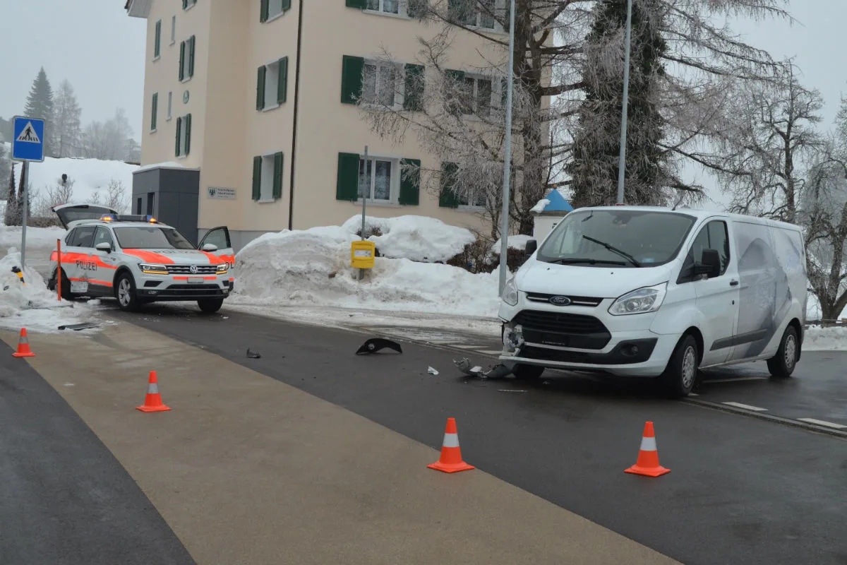 Teufen AR - Lieferwagen kollidiert mit Patrouillenwagen
