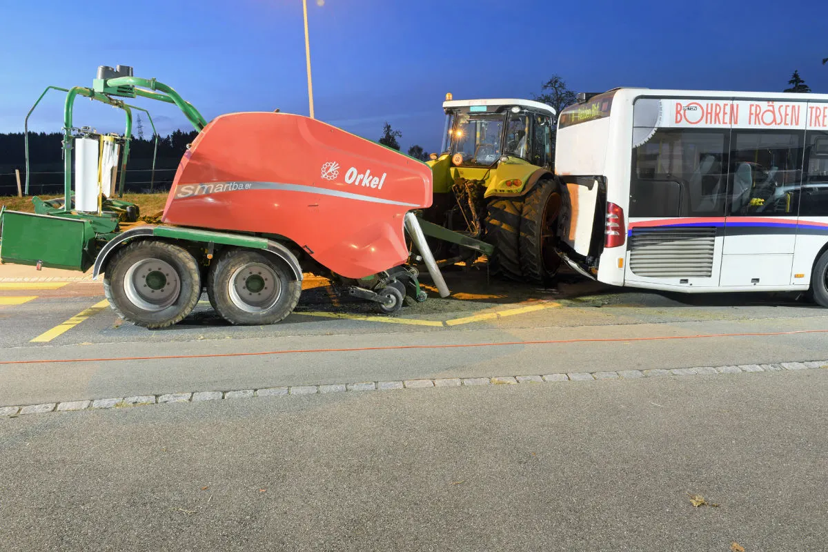 Pfaffnau LU - Traktor und Linienbus prallen zusammen