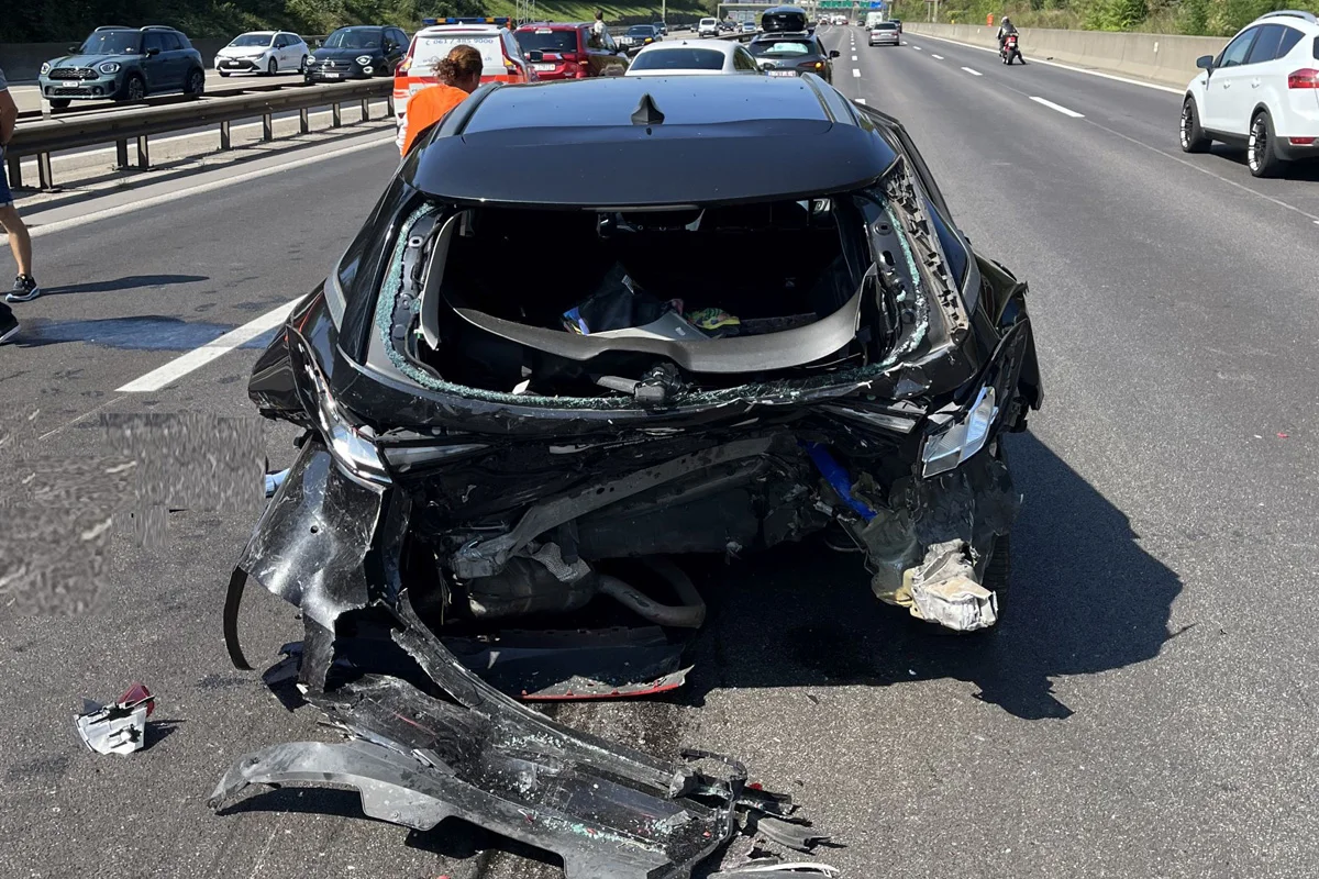 A2 Muttenz BL – Sieben Personen bei Auffahrkollision mit vier Pkw verletzt