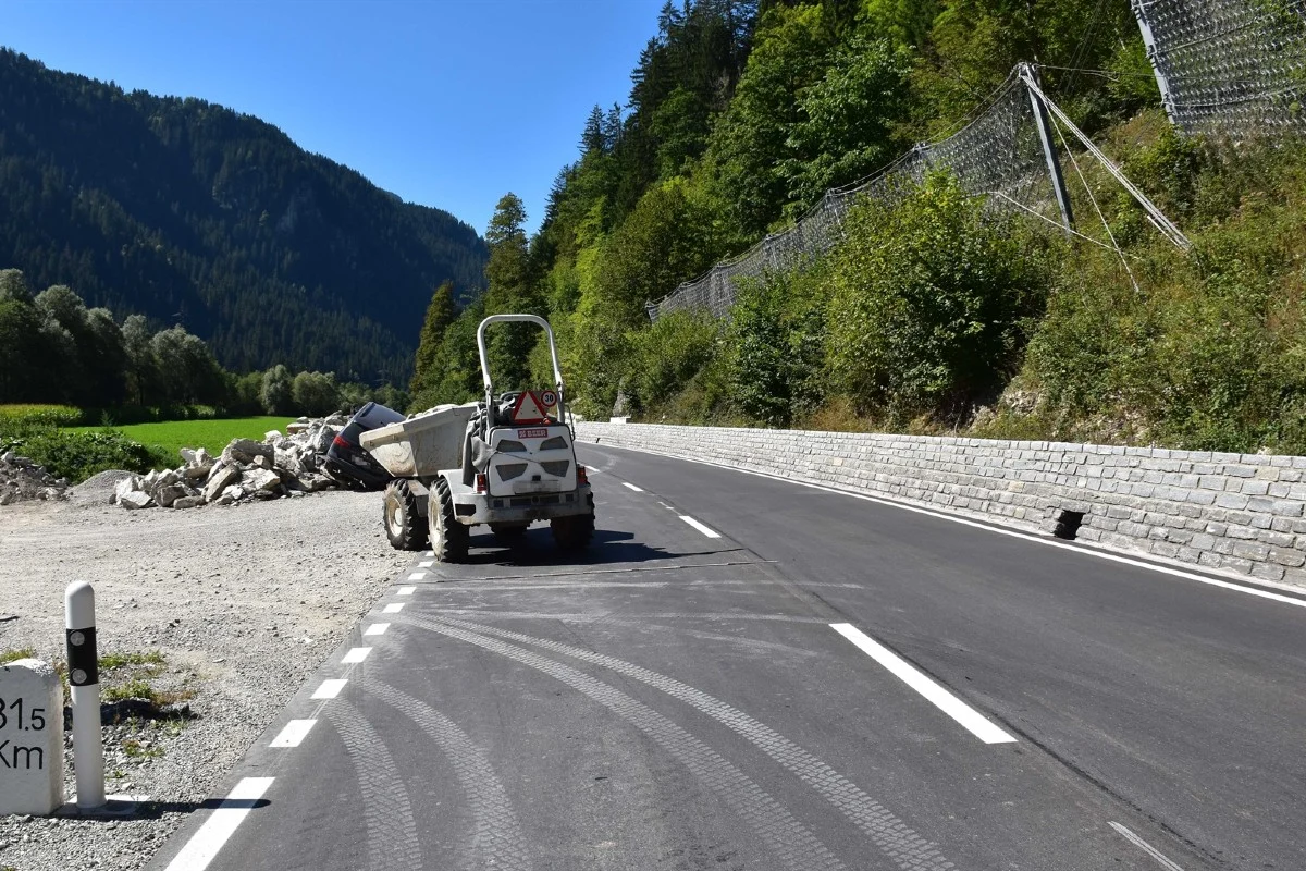 Brigels GR  - Autofahrerin nach Überholmanöver verunfallt und verletzt