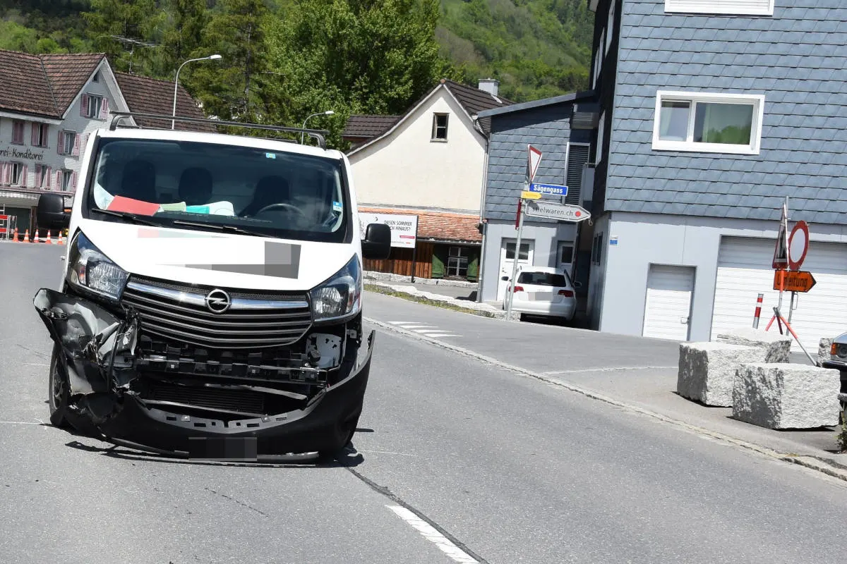 Sennwald SG - Kollision zwischen Lieferwagen und Auto