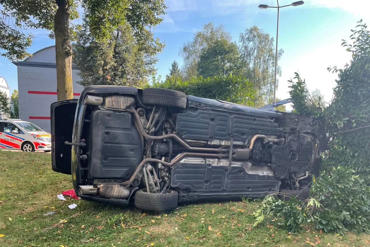 Volketswil ZH – Bei Unfall auf der Seite gelandet – Autofahrer verletzt