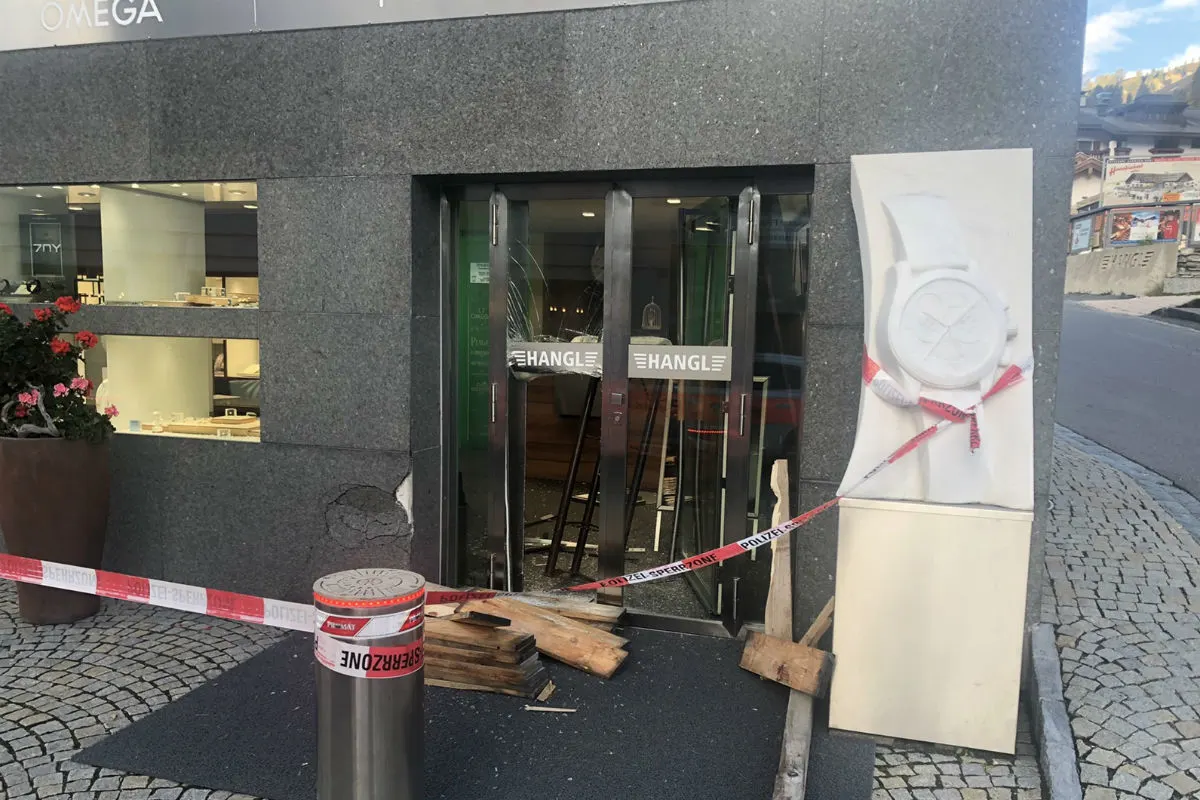 Samnaun Dorf GR - Mit gestohlenem BMW Einbruch in Bijouterie!