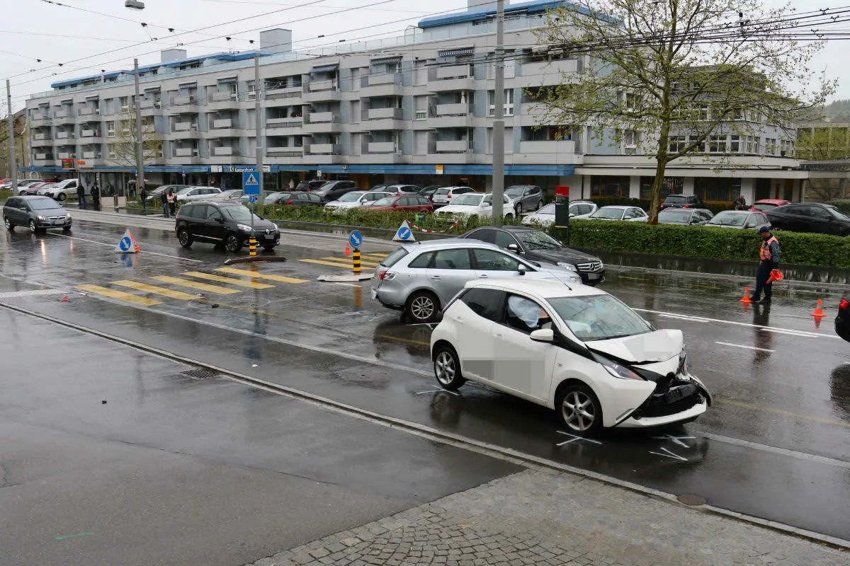 St.Gallen SG - Fahrzeuge nach Kollision weggeschleudert