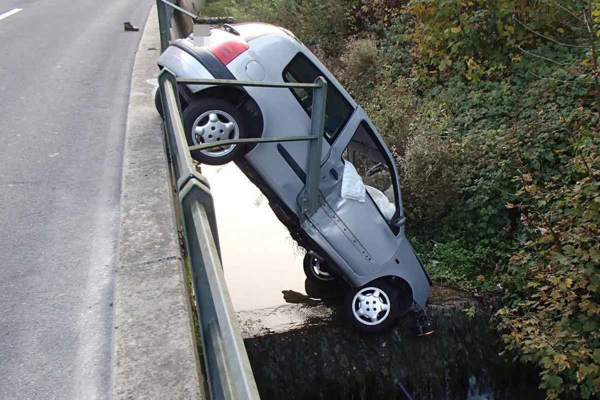 Schmiedrued AG - Auto in Bach gefahren