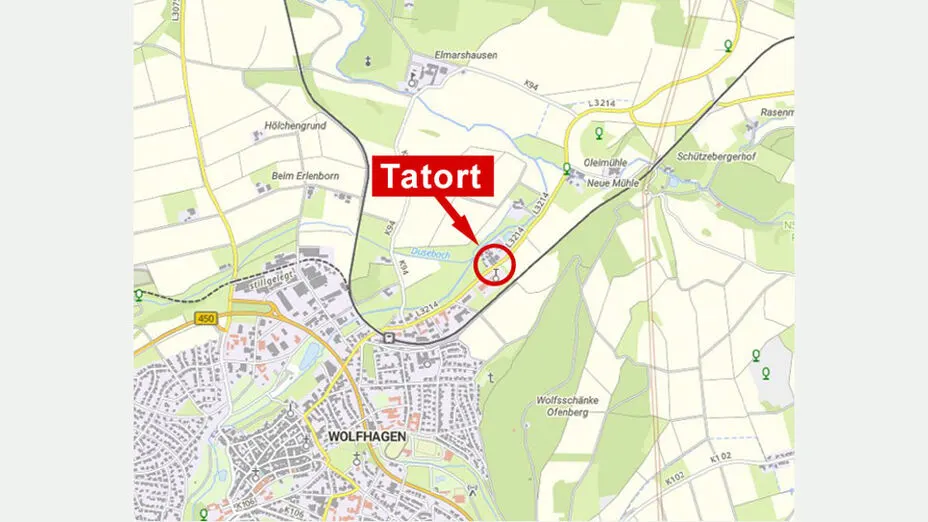 Eine Landkarte zeigt eine Region um Wolfhagen, wobei ein roter Kreis den Tatort in der Nähe der Straße L3214 markiert.
