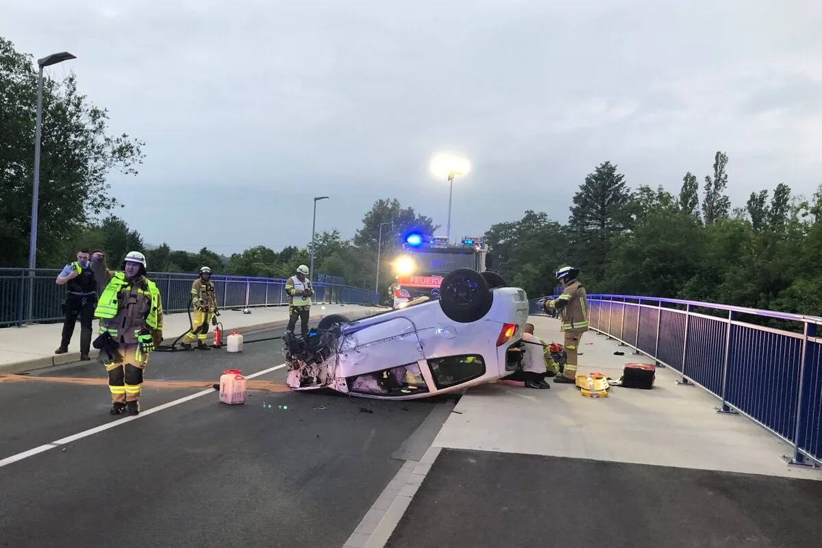 Schwerer Unfall im Nordkreis - Frau bleibt mit Auto auf dem Dach liegen 