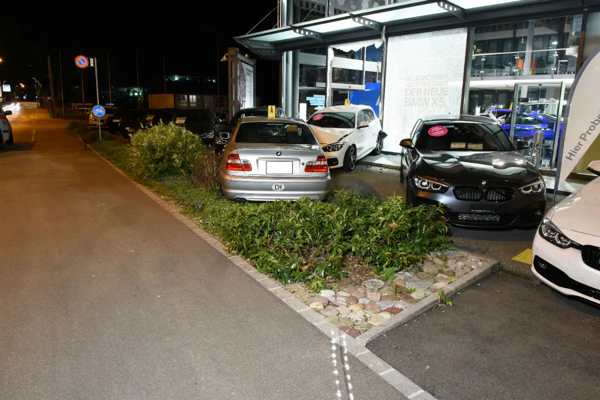 Bachenbülach ZH - Selbstunfall mit BMW  fordert hohen Sachschaden - Zeugenaufruf