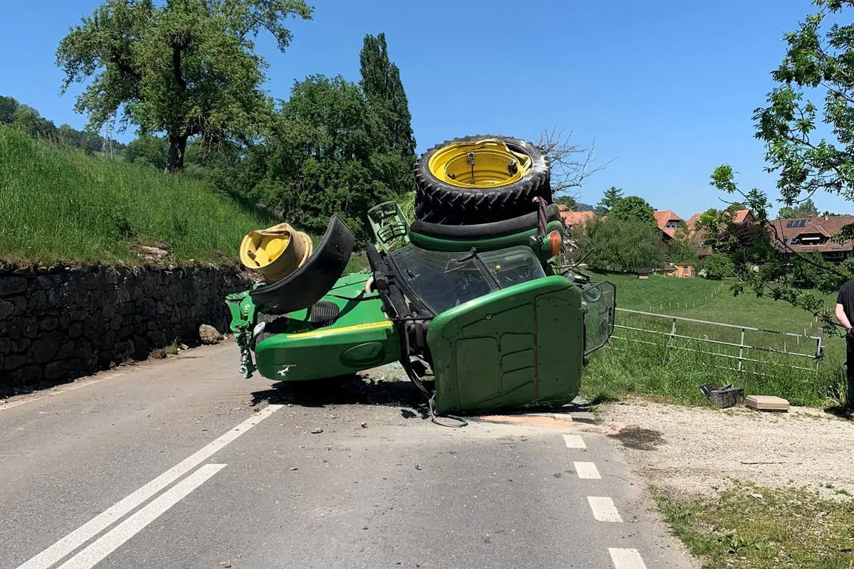 Lohnstorf BE – Traktor bei Unfall überschlagen