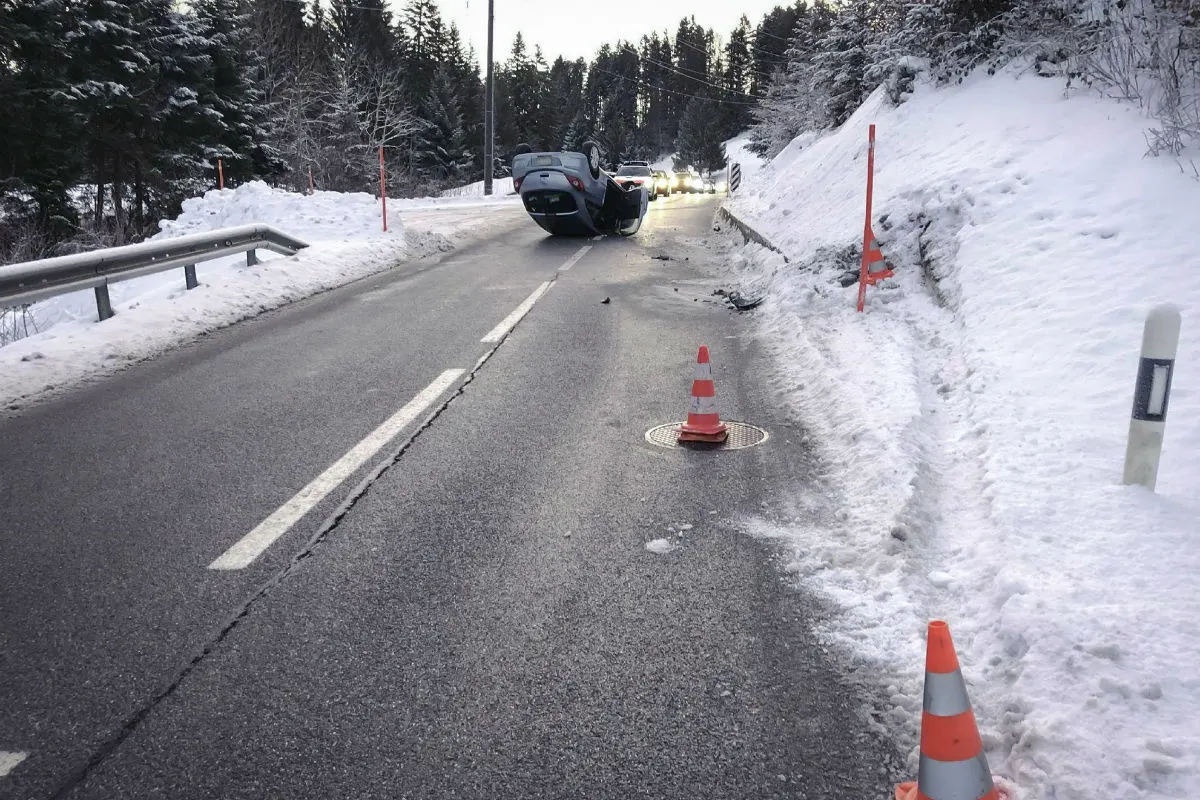 Les Paccots FR - Selbstunfall endet mit Auto auf dem Dach