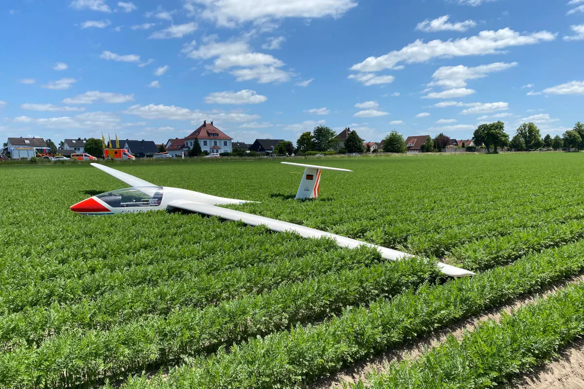 Lage-Waddenhausen – Flugzeug auf Feld abgestürzt