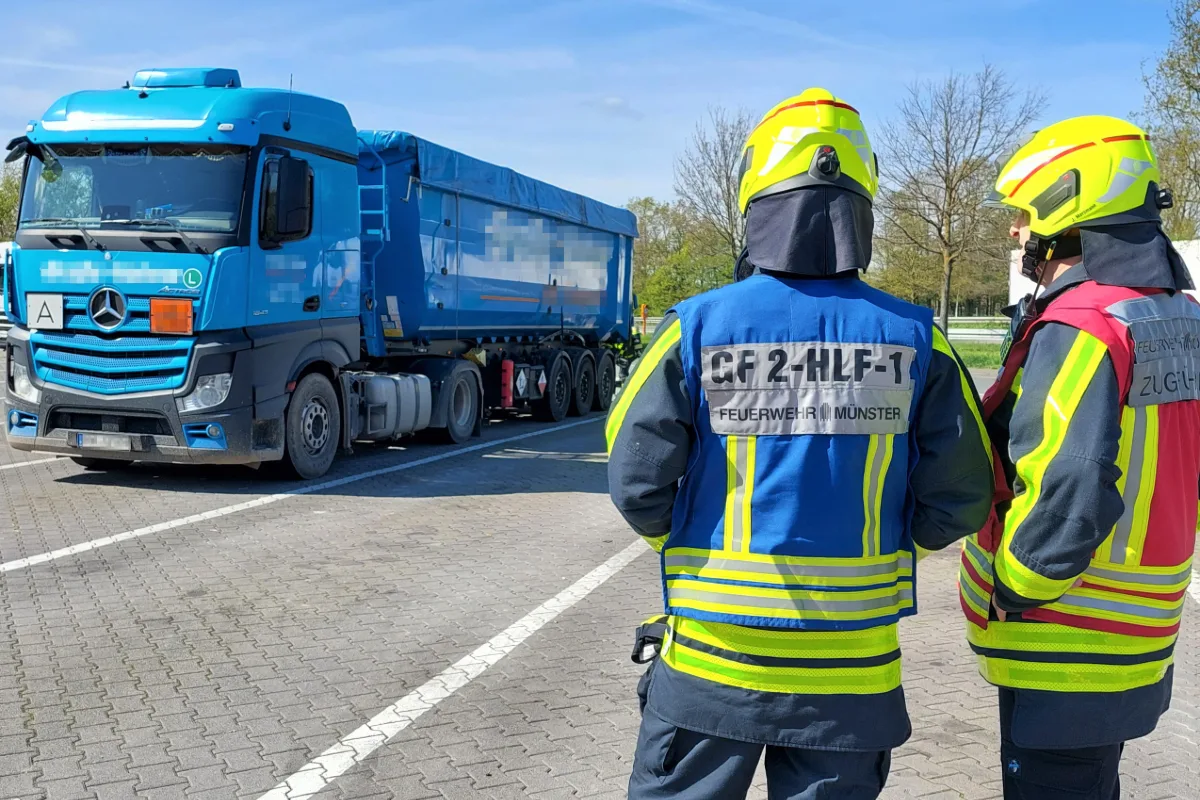 Polizeikontrolle auf der A1 - Gefahrgut tritt aus Transporter aus