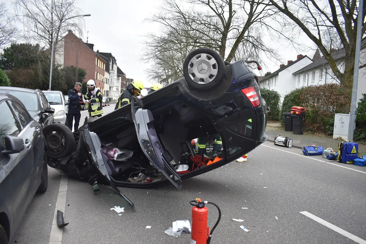 Mönchengladbach – Fahrzeug landete auf dem Dach