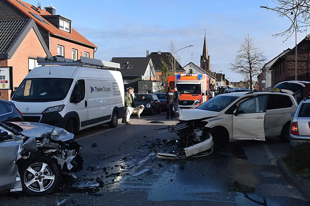 Zwei Schwerverletzte bei Frontalzusammenstoß in Mönchengladbach - Taxifahrer fährt unter Betäubungsmitteln