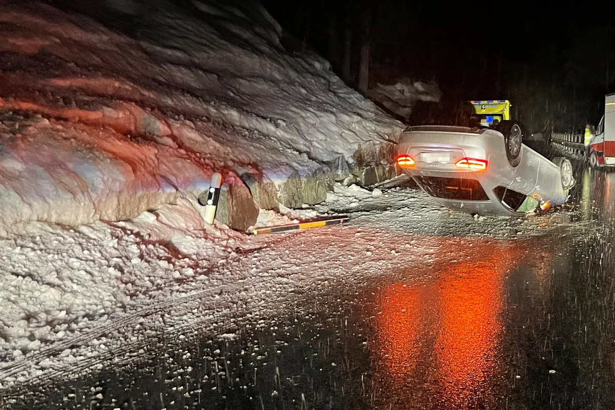 Davos Clavadel GR - Auto überschlägt sich bei Unfall - Lenker alkoholisiert