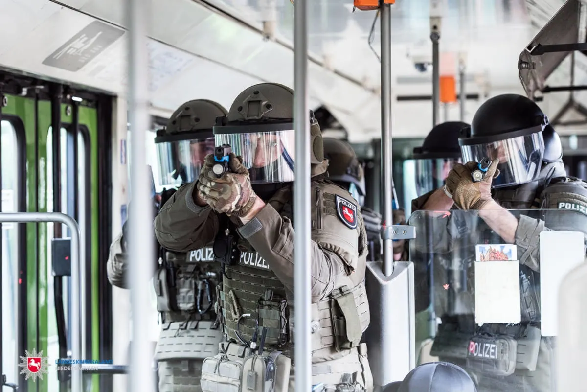SEK trainiert in Straßenbahn für den Ernstfall
