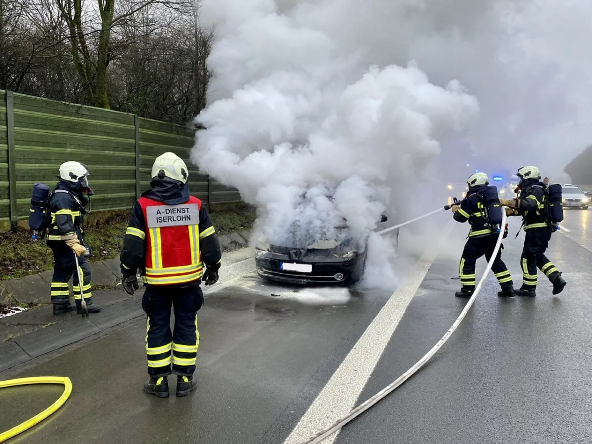 A46 Iserlohn: Pkw-Brand auf der Autobahn