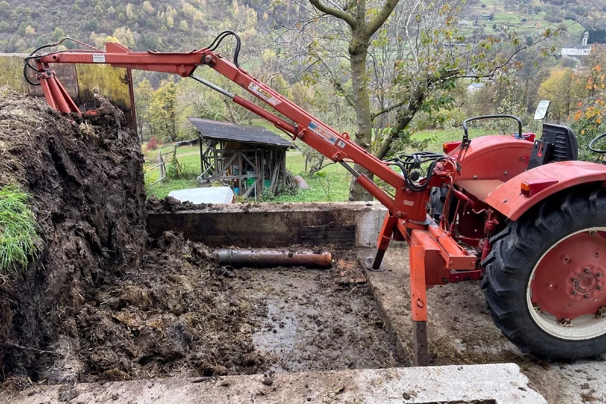 Mesocco GR - Mann klemmt sich auf Traktor Bein ein 