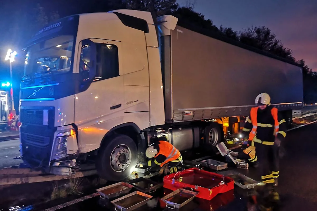 Iserlohn - Sattelzug durchbricht auf der Bundesautobahn die Mittelleitplanke