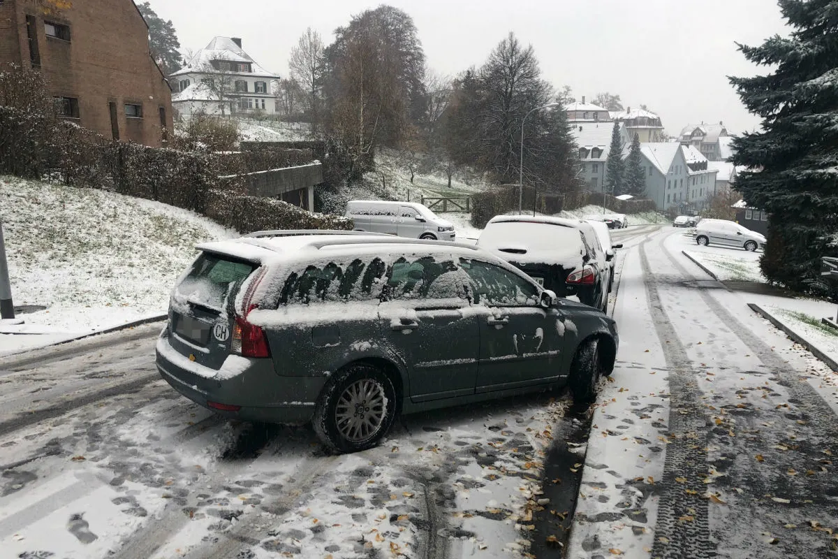 St. Gallen SG - Drei Unfälle auf schneebedeckten Fahrbahnen