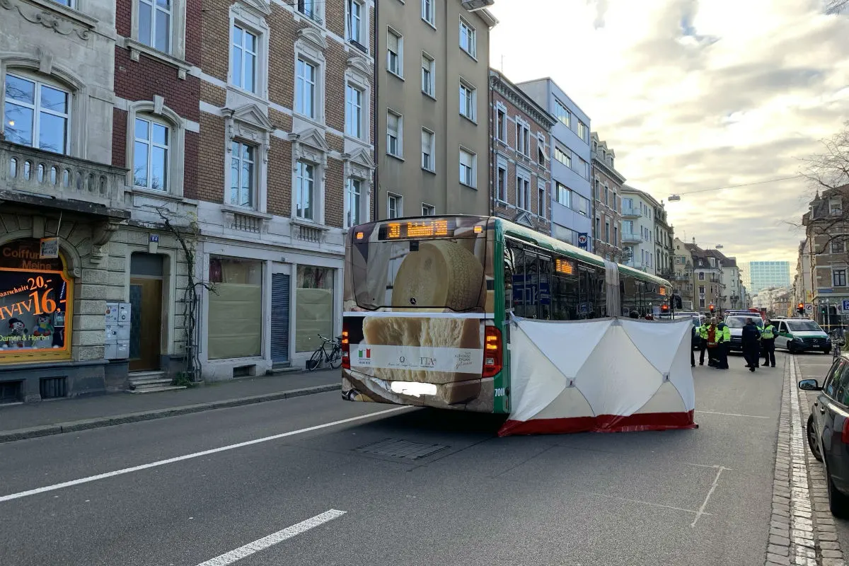 Basel BS - Velofahrerin von Bus überrollt - tot