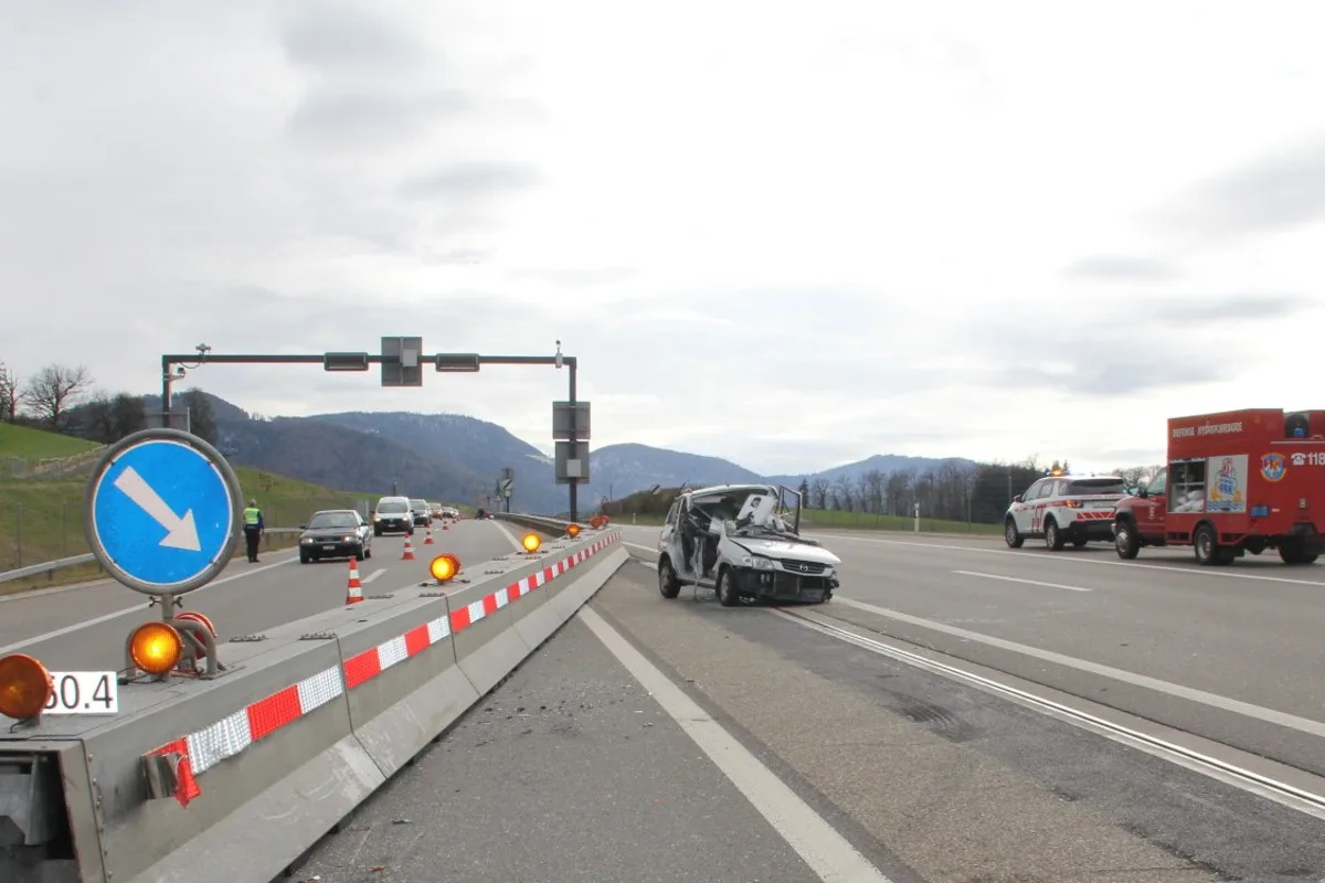 Develier JU - Die verunfallte Lenkerin musste aus dem Autowrack befreit werden!