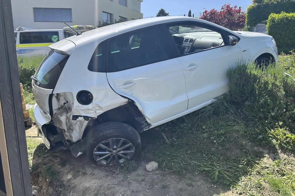Beinwil am See AG – Lenkerin prallt mit Auto gegen Carport