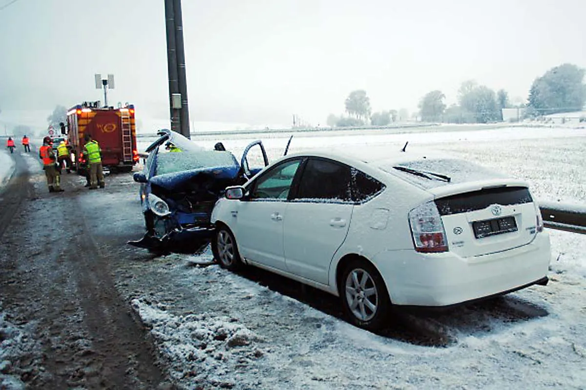 Ein Verletzter bei Verkehrsunfall in Neunkirch SH - Frontalkollision auf schneebedeckter Strasse!