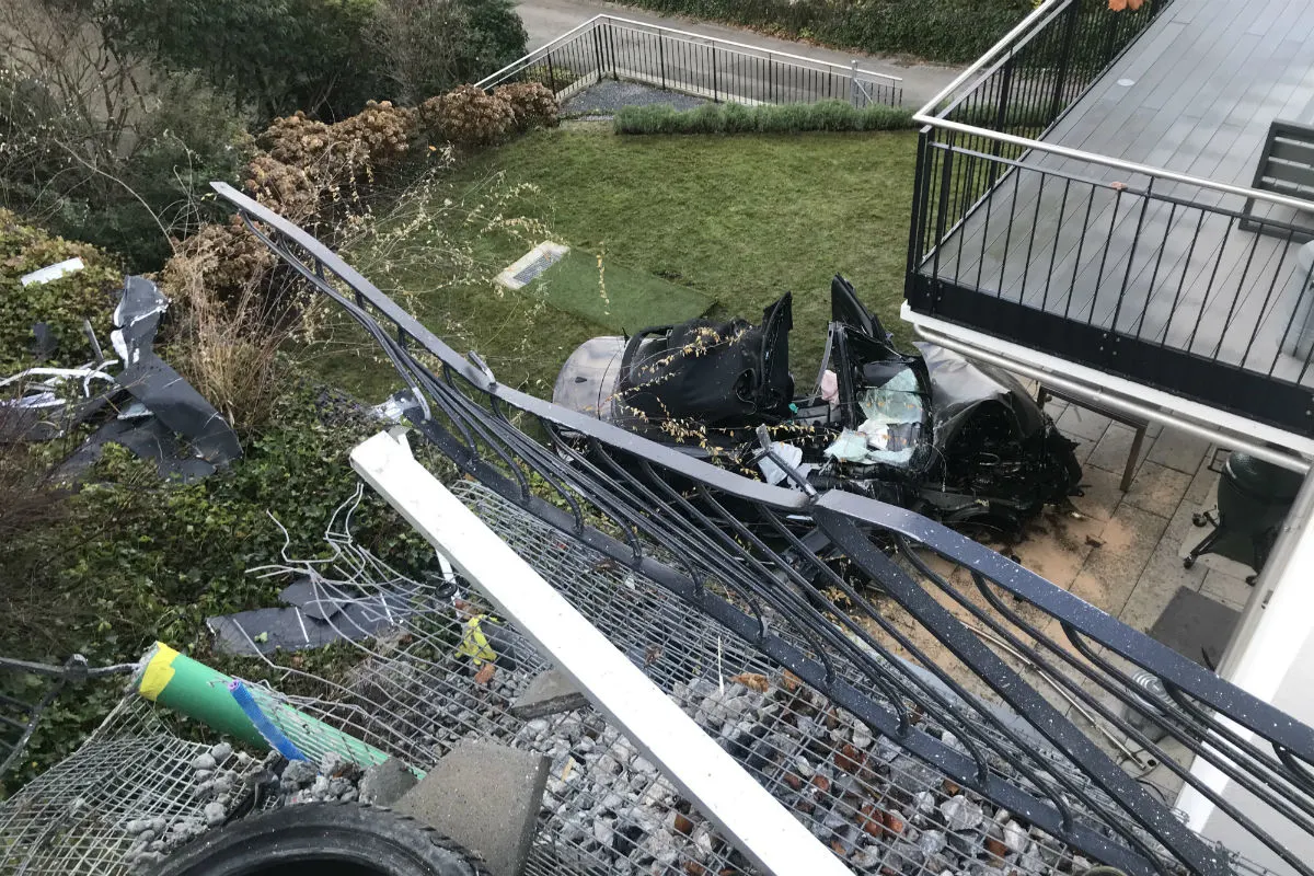 Zollikon ZH - Auto landet auf Gartensitzplatz - Zeugenaufruf