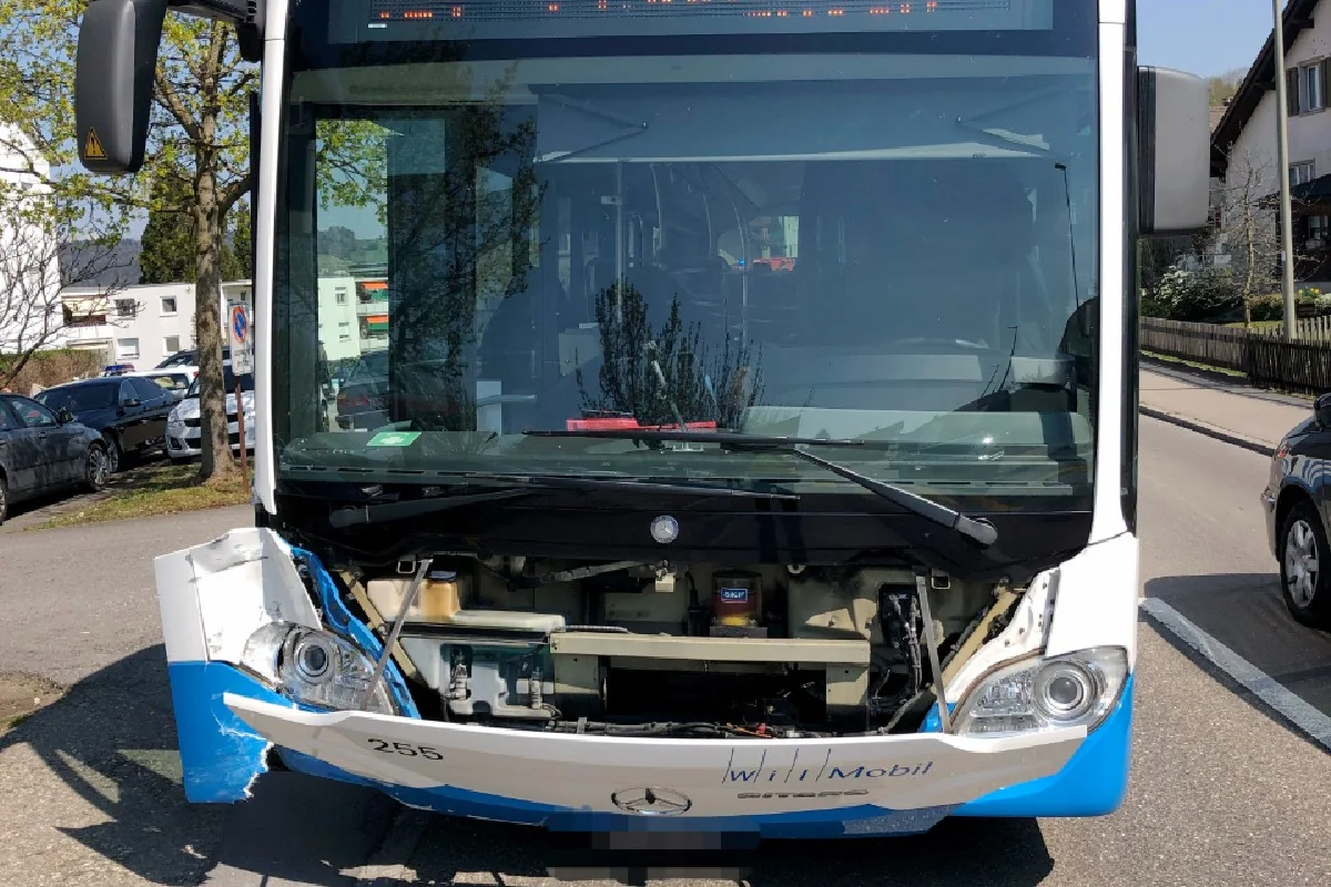 Sirnach TG - Stadtbus bemerkt das abbiegende Auto zu spät