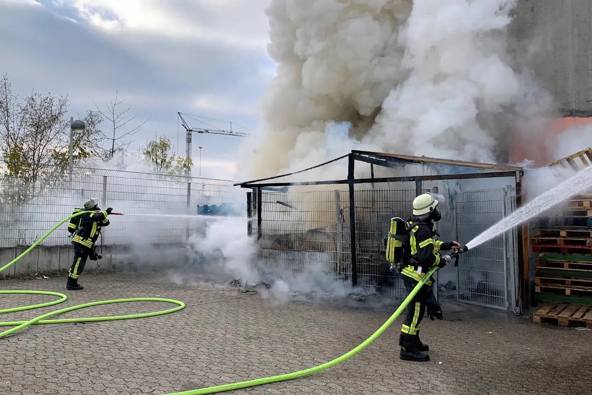 Brand  in Bonn-Tannenbusch – Brennender Unterstand